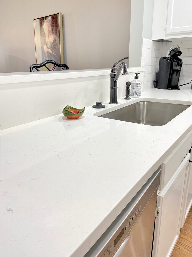 Building Photo - 1575 Ivy Trce