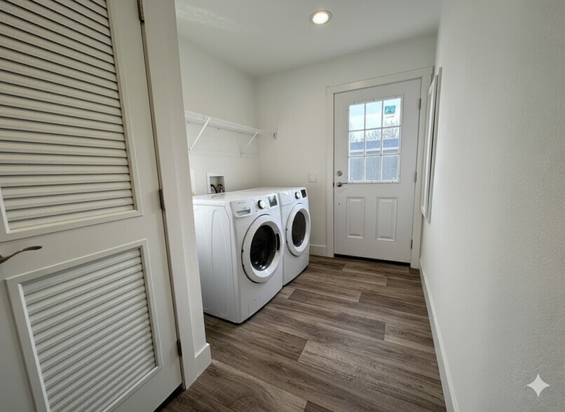 Building Photo - 7 Rainier St N