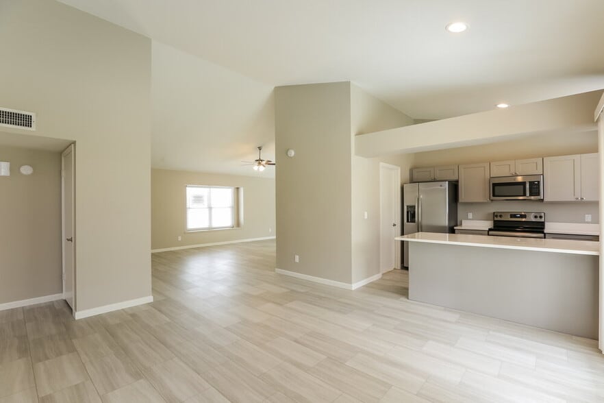 Building Photo - 1237 E Wickieup Ln
