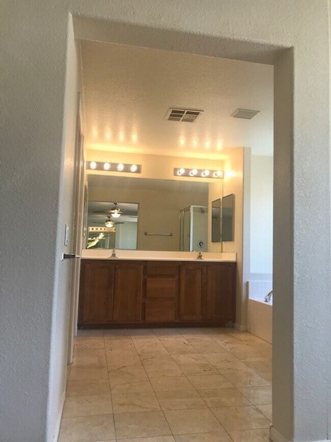Building Photo - GATED COMMUNITY- FULLY REMODELED!