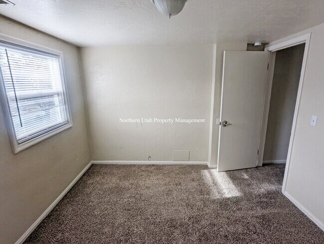 Building Photo - Upper Unit 2 Bed 1 Bath