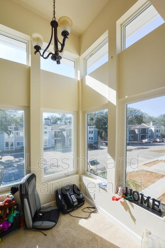 Building Photo - 275 Alexandra Dr