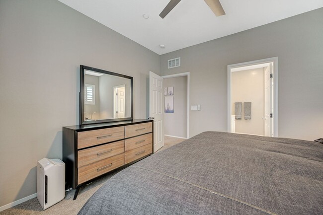 Building Photo - Modern 3 Bedroom Townhouse near Blue Diamond