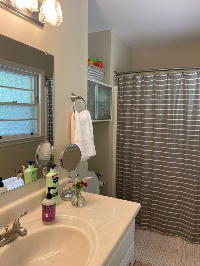 Building Photo - Crestview Home walking distance to Normaltown