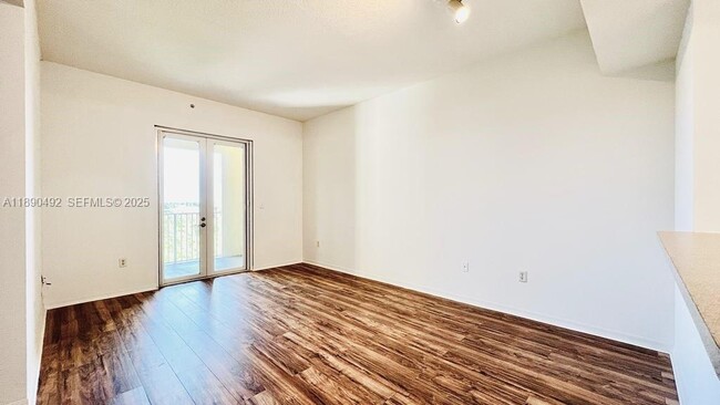 Building Photo - 1203 Town Center Dr