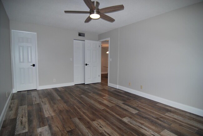 Building Photo - 729 Lori Dr