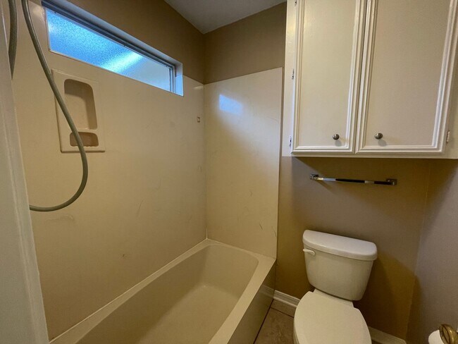 Building Photo - Stockwell Area! A Must See Today!