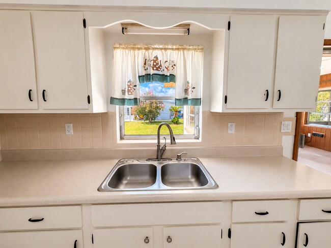 Building Photo - Ready to move-in 2-bedroom, 2-bath residence in the heart of Summerfield!