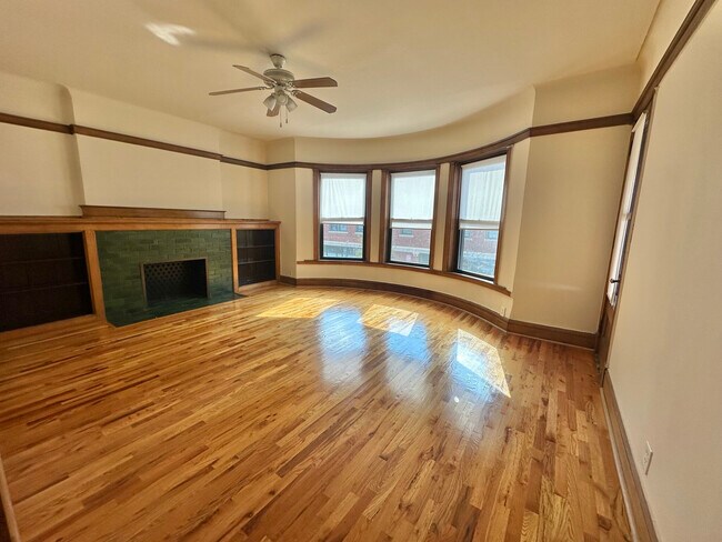 Building Photo - 1008 W Argyle St