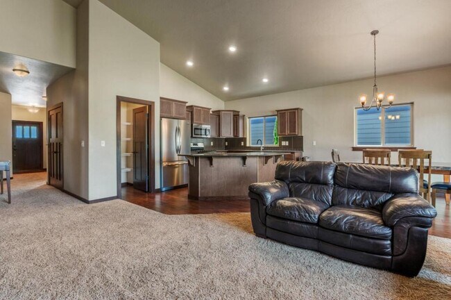 Building Photo - 6683 N Madellaine Dr
