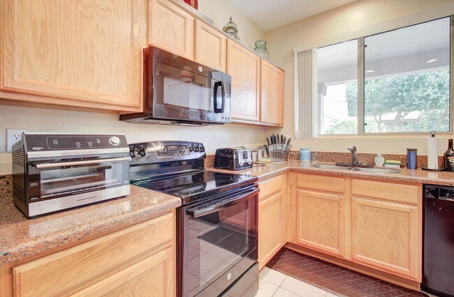 Building Photo - 15567 W Coral Pointe Dr