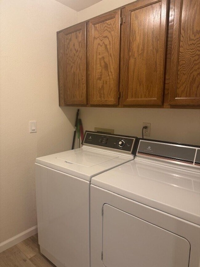 Building Photo - Lovely updated 3 bed 2 bath home in Leisur...