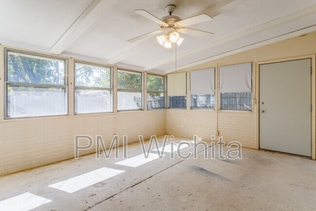 Building Photo - 9315 W 9th St N