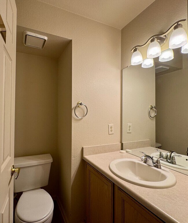Building Photo - 2404 S Holman Cir