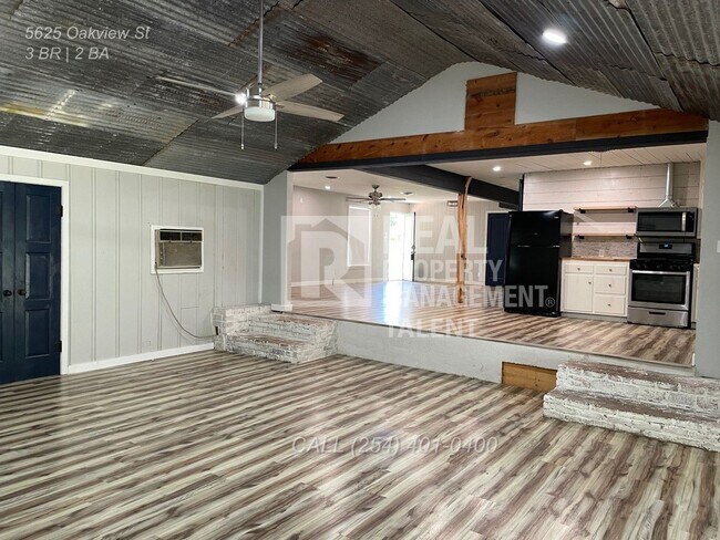 Building Photo - Charming 3/2 bedroom home ready for you to...