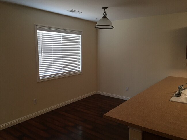 Building Photo - Beautiful NW Home for Rent 3+2 $2,300