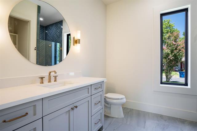 Building Photo - 5836 Kenwood Ave