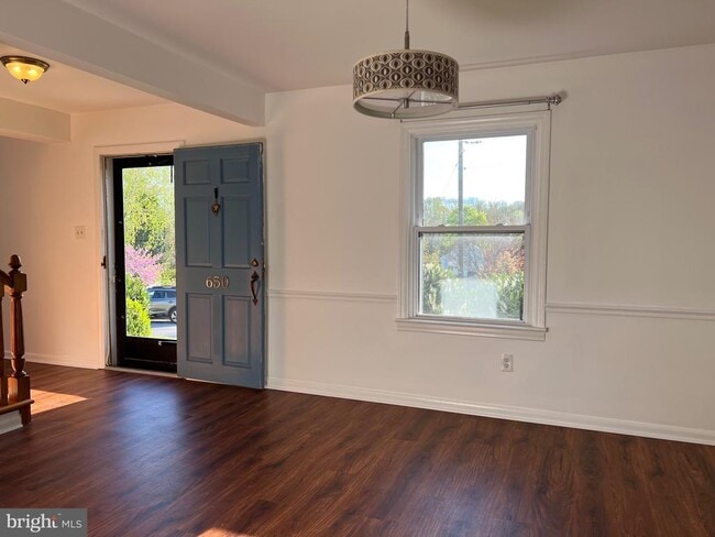 Building Photo - 650 Linden Cir