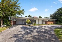 Building Photo - 2205 Country Club Dr