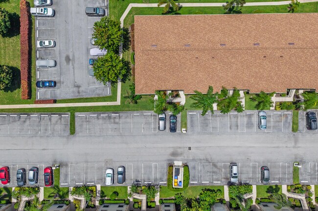 Building Photo - 1401 Pinecrest Cir