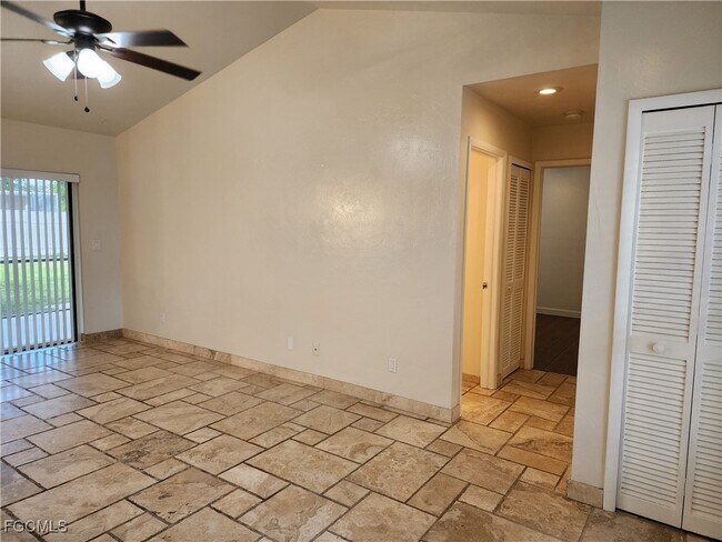 Building Photo - 612 SW 8th Ct
