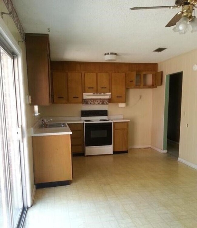 Building Photo - 110 Briarwood Dr