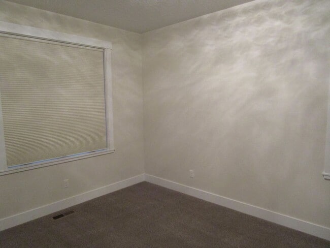 Building Photo - Custom Home in Crystal Springs Subdivision - Available Now!