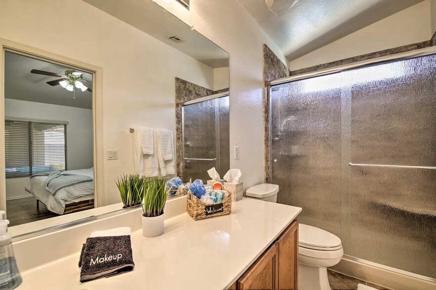 Building Photo - 1021 S 167th Ln