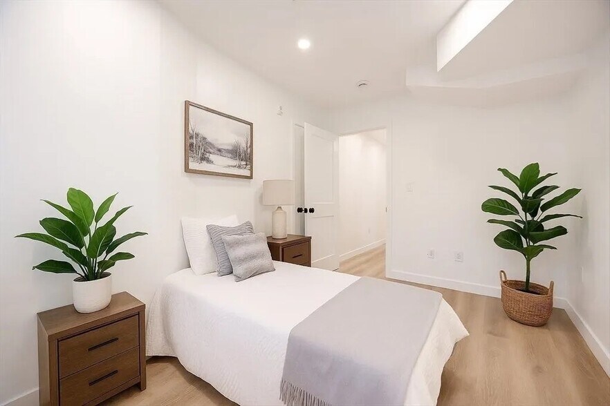 Building Photo - 12 George St