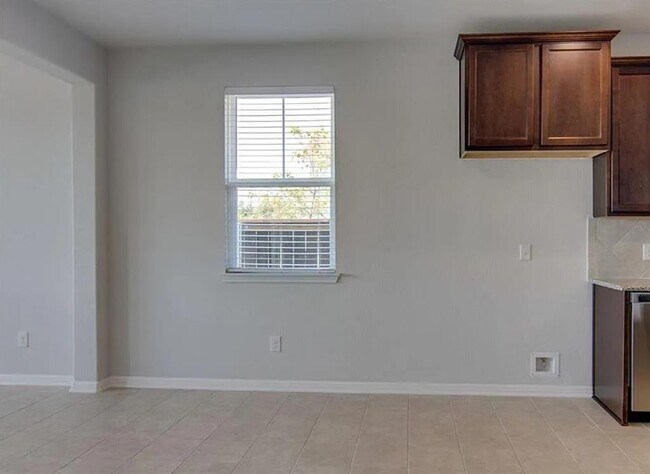 Building Photo - 240 La Escalera Dr