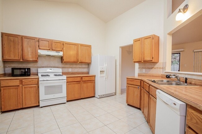 Building Photo - Spacious 3-Bedroom Single Family Home in S...