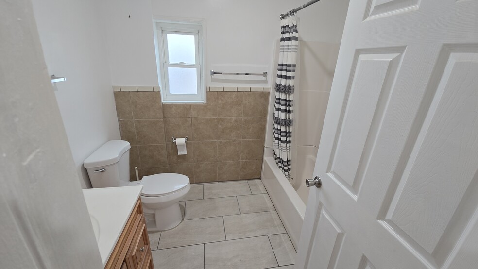 Main Bathroom with tub - 417 Ocean View Ave
