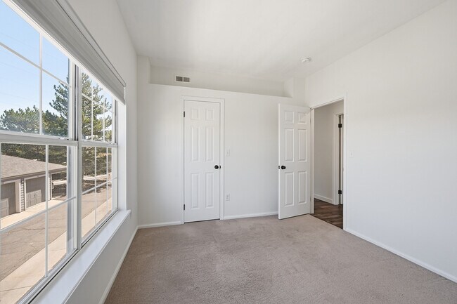 Building Photo - 7470 Singing Hills Dr