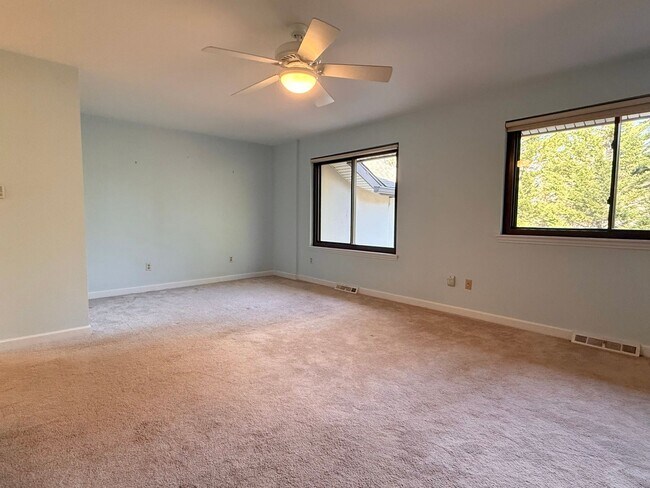 Building Photo - 71 Oak Knoll Dr