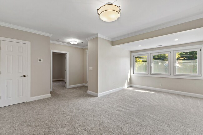 Building Photo - 40 Ledge Ave