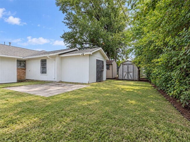 Building Photo - 4223 Oak Shadows Dr