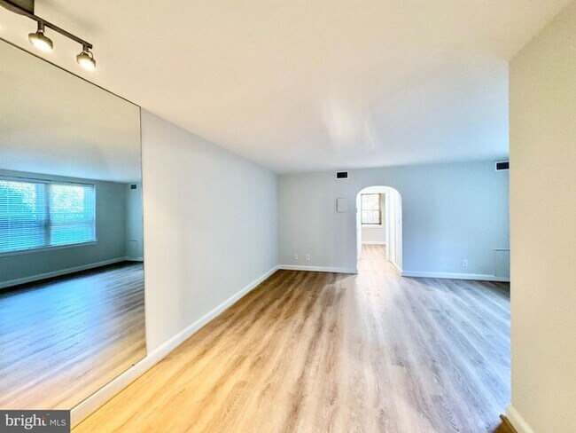 Building Photo - 22 S Old Glebe Rd