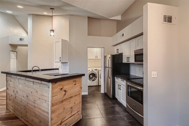 Building Photo - Desirable DTC Condo