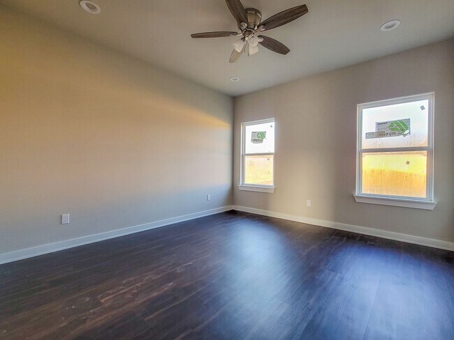 Building Photo - Beautiful 3 BR, 2 BA in Corsicana