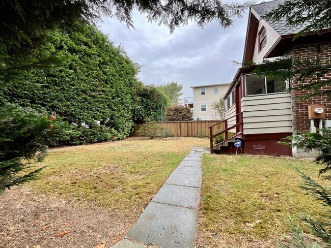 Building Photo - $500 Move In Special - Beautiful 3-bedroom...