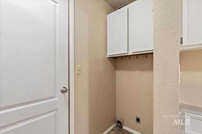 Building Photo - Updated Kuna Home with Private Backyard