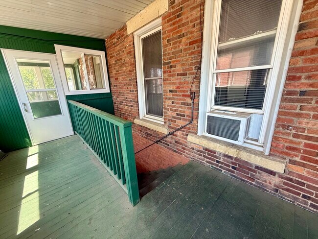 Building Photo - 148 N Sycamore St