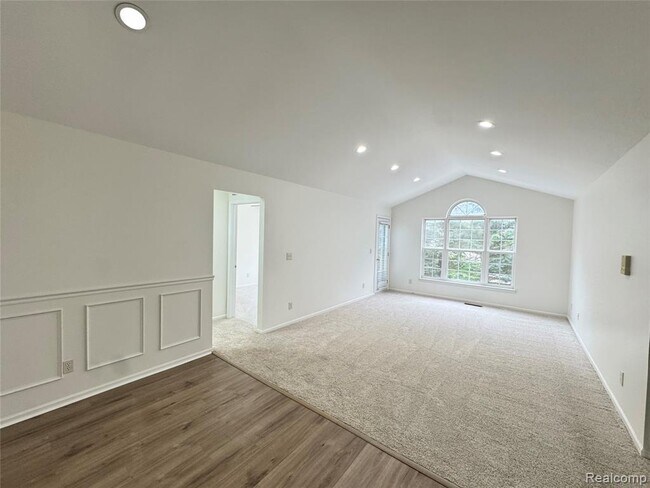 Building Photo - 5472 Pine Aires Dr