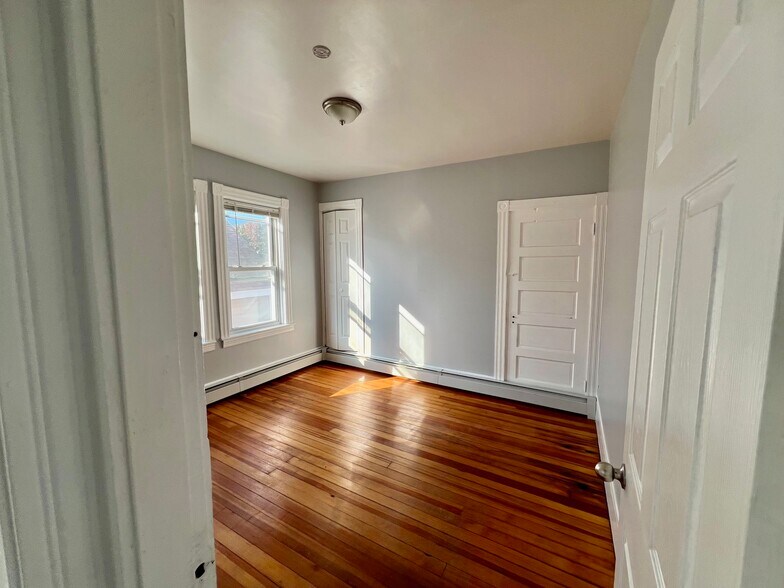 Building Photo - 31 Holman St