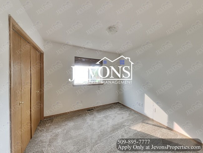 Building Photo - Make this your new home 3 Bedrooms, 2 Bathrooms Duplex in Selah