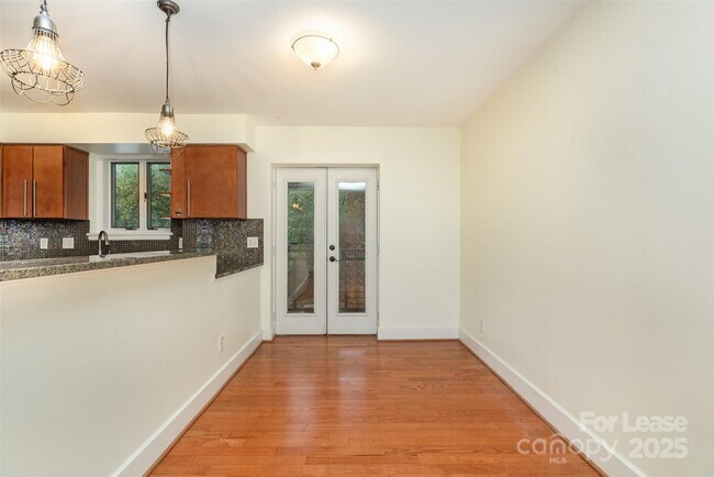 Building Photo - 2441 Vail Ave
