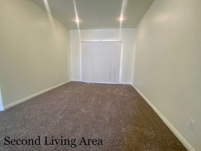 Building Photo - SPACIOUS HOME FOR RENT!