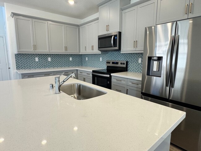 Building Photo - For Lease | Spacious 4-Bed + Den & Loft | ...
