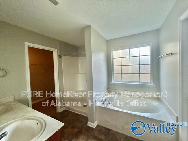 Building Photo - 423 Jasmine Dr