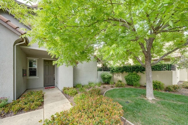 Building Photo - 3BR/3BA Folsom Condo with Fireplace + 2 Car Garage